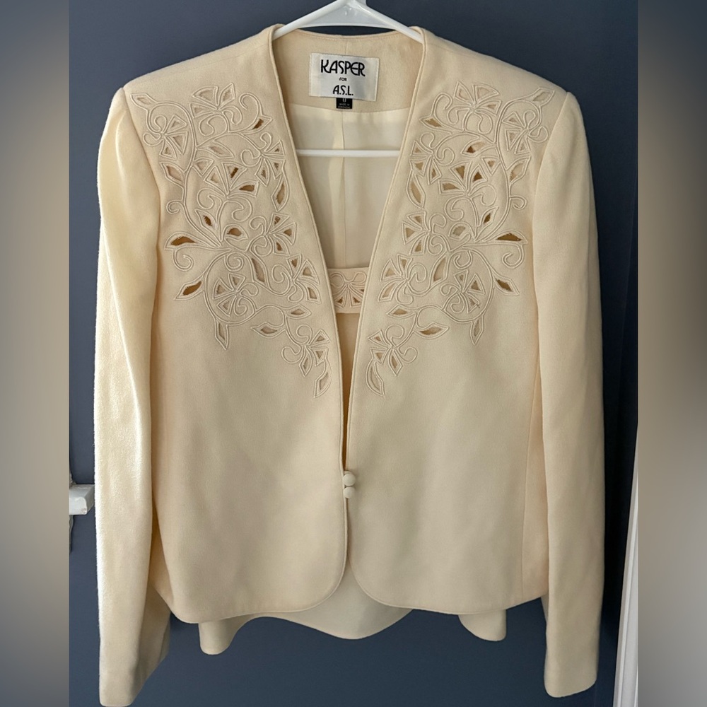 Elegant Cream Embroidered Women's Blazer and Camisole Set 100% wool size 8
